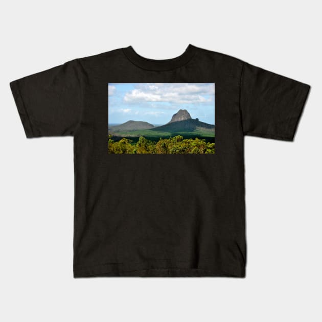 Australie - Glass House Mountains Kids T-Shirt by franck380